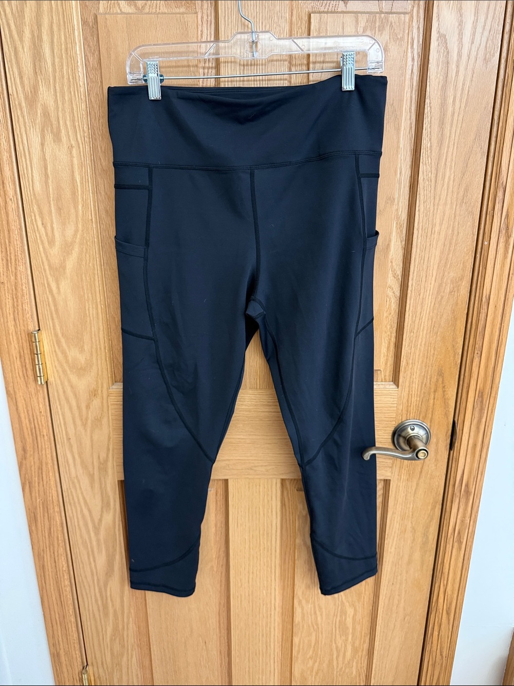 ZYIA Black Activewear Capri Leggings with side pockets
